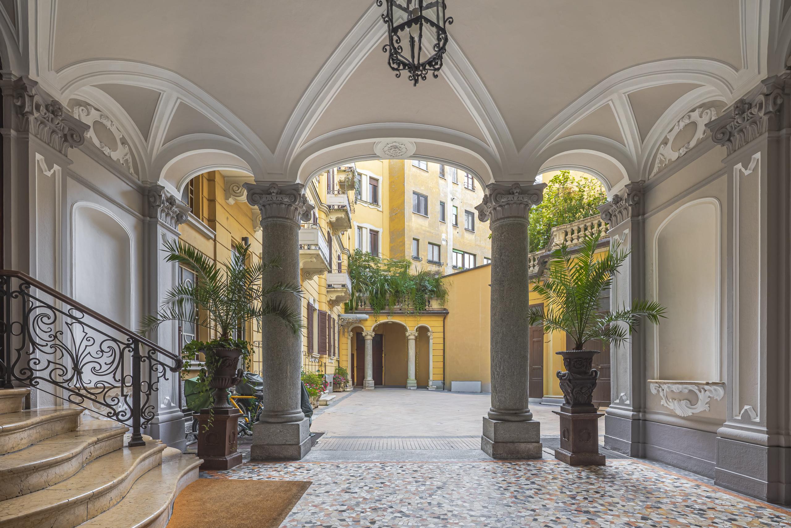 Courtyards in Historic Italian Estates: A Hidden Enchantment